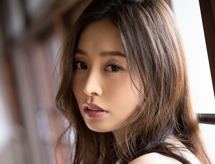 夏目彩夏　顔　物静かな大人キレイ系